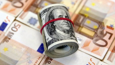 Мосбиржа: руб. незначительно снизился к евро и доллару на фоне дешевеющей нефти
